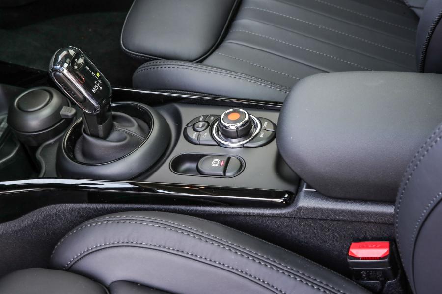 Детали интерьера Mini Cooper SD Clubman (F54) 2019 года  (WW) (фото 25 из 42)